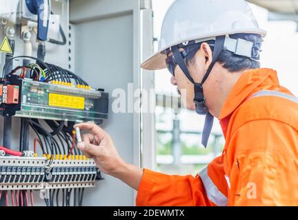 Ingenieur, der auf anormalen Betrieb des Solarsystems überprüft hat, und festgestellt hat, dass keine Gleichstromsicherungsanlage vorhanden ist, was zu einer verringerten Kapazität führt, Professional e Stockfoto