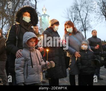 Nicht exklusiv: KIEW, UKRAINE - 28. NOVEMBER 2020 - die Menschen ehren die Opfer der Hungersnot von 1932-1933 auf dem Gelände des Nationalmuseums von Stockfoto