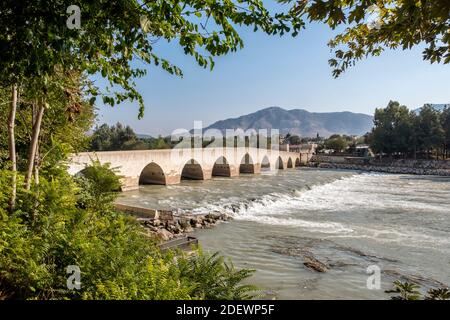 Weitwinkelansicht von der Misis-Brücke, einer römischen Brücke in der Provinz Adana, Türkei Stockfoto