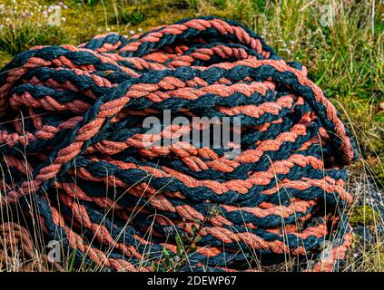 Haufen aus synthetischem geflochtenem Seeseil für Festmachern. Stockfoto