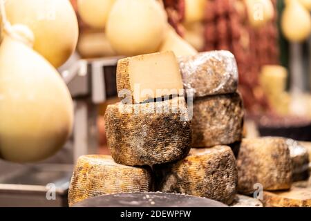 Käsescheiben, gewürzt in der lokalen weihnachtsmarkt Stand, Pecorino Käse, Parmesan, Provolone. Stockfoto