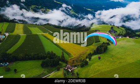 Paragliding durch die Wolken. Wunderschöne Landschaft. Extremsport. Blick von oben. Stockfoto