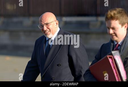 Nadhim Zahawi MP (Con: Stratford-on-Avon) Parlamentarischer Unterstaatssekretär für COVID-Impfstoff-Einsatz, auf dem Parliament Square, Westminster, 1. D Stockfoto