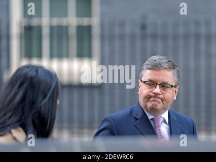 Robert Buckland MP (Lord Chancellor und Secretary of State for Justice) in Downing Street nach einer Kabinettssitzung, im Gespräch mit Suella Braverman (Attorn Stockfoto