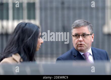 Robert Buckland MP (Lord Chancellor und Secretary of State for Justice) in Downing Street nach einer Kabinettssitzung, im Gespräch mit Suella Braverman (Attorn Stockfoto