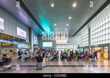 Passagiere sitzen im Hauptbahnhof in Seoul, Südkorea Stockfoto