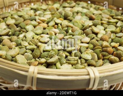 Erbsen, Pisum Sativum, Samen in Korb Stockfoto