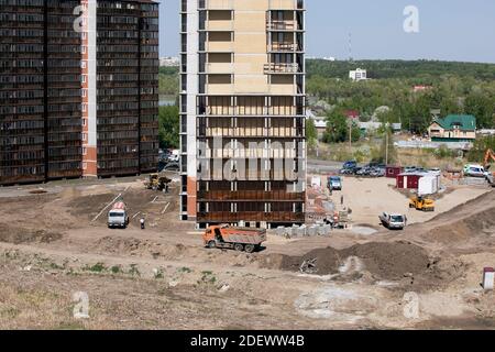 Details der Baustelle. Schwere Industriemaschinen Arbeiten auf der Baustelle: Betonmischer, Maschinen, Bulldozer, Aushub. Omsk, Russland, 1 Stockfoto