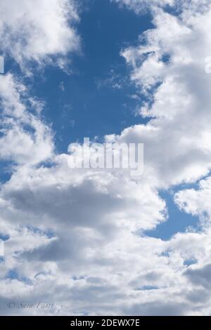 Cielo azul con nubes blancas preciosas Stockfoto