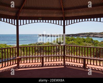 Rotunda mit Blick auf Dynamite Bay, Green Head, Turquoise Coast, Western Australia Stockfoto