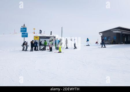 Saalbach, Österreich - 5. März 2020: Skifahrer und Snowboarder bereit zum Skifahren von der Bergstation Stockfoto