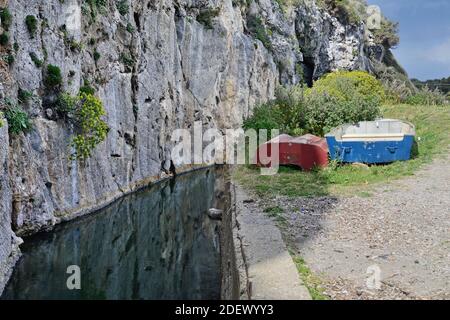 Ein Abschnitt des Kanals, der von den alten Römern durch das Schneiden der Felswand in der Nähe des Tyrrhenischen Meeres in Ansedonia Stadt, in der Toskana gebaut wurde Stockfoto