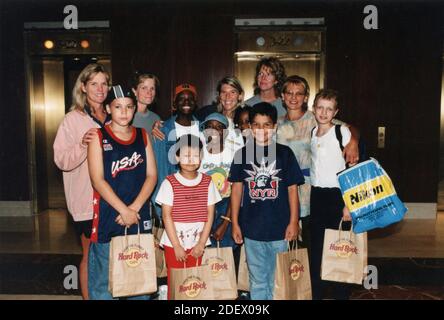 Die amerikanische Tennisspielerin Andrea Jaeger mit der Kid's Staff Foundation, 1999 Stockfoto