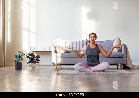 Afroamerikanische Frau meditiert beim Yoga. Stockfoto