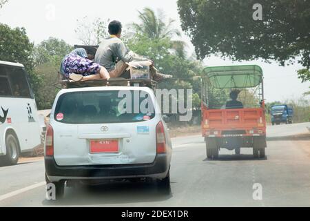 Anreise mit dem Auto auf der Straße zum Golden Rock, Staat Mon, Myanmar, Asien Stockfoto