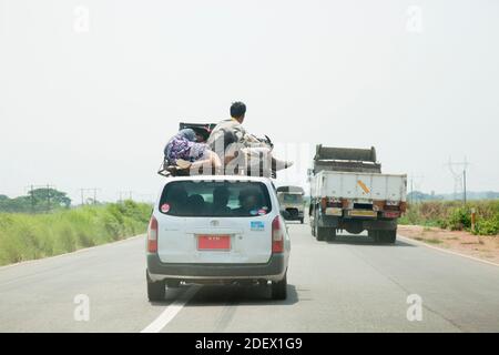 Anreise mit dem Auto auf der Straße zum Golden Rock, Staat Mon, Myanmar, Asien Stockfoto