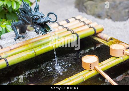Temizuya, ein Wasserbecken, in dem sich japanische Gläubige vor dem Gebet in einem buddhistischen Tempel in Kyoto, Japan, reinigen Stockfoto