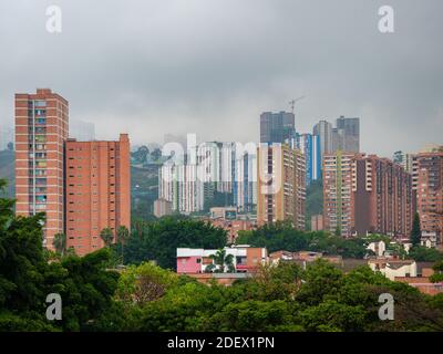 MEDELLIN, KOLUMBIEN - 19. Nov 2020: Medellin, Antioquia / Kolumbien - 18 2020. November: Luftaufnahme vieler Wohnanlagen, Hochhäuser im Mou Stockfoto