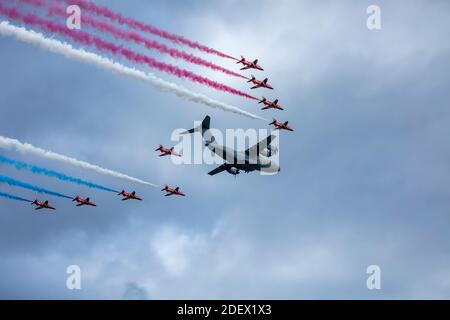 A400M Flugzeug am Himmel mit den roten RAF Pfeilen In Formation am Himmel Stockfoto