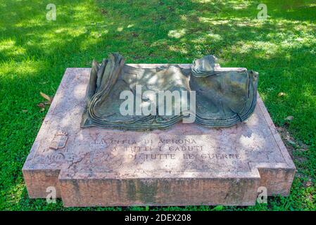 VERONA, ITALIEN - 18. Aug 2020: Ein Denkmal in Form eines Buches aus Stein und Metall, das an die Opfer aller vergangenen Kriege erinnert und in Ita eingeschrieben ist Stockfoto