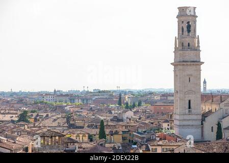 VERONA, ITALIEN - 18. Aug 2020: Verona, Venetien/Italien - 18.08.2020: Blick von Verona von oben auf die Altstadt mit einem Kirchturm im Vordergrund. Stockfoto