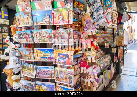 VERONA, ITALIEN - 18. Aug 2020: Verona, Venetien/Italien - 18.08.2020: Ein Souvenirstand mit Postkarten, Kuscheltieren und vielen anderen verschiedenen Souvenirs unter Stockfoto