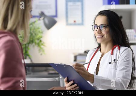 Die Ärztin führt den Empfang der Patienten in der Arztpraxis durch. Stockfoto