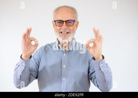 Glücklich positiv schöner alter Mann zeigt Okay Zeichen, keine Probleme, Gesundheit ist OK alles ist in Ordnung. Nahaufnahme Porträt. Isoliert weißen Hintergrund. Happine Stockfoto