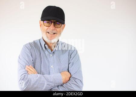 Fröhlicher Mann in stilvollem Hemd mit Arm gekreuzt Freude an seinem Ruhestand. Gesundheit, Beauty-Konzept. Freizeit, Freizeit. Stockfoto