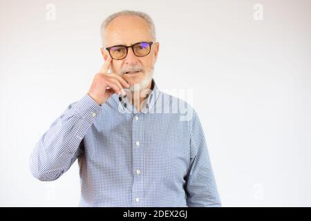 Grauhaarige ältere Mann trägt Casual Shirt stehen auf weißem Hintergrund ahnungslos und verwirrt mit offenen Armen, keine Idee Konzept. Stockfoto