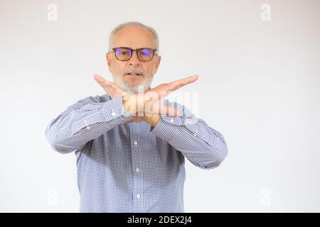 Grauhaarige ältere Mann trägt Casual Shirt und Brille über weißem Hintergrund Ablehnung Ausdruck Kreuzung Arme und Handflächen tun negative Zeichen, wütend Stockfoto