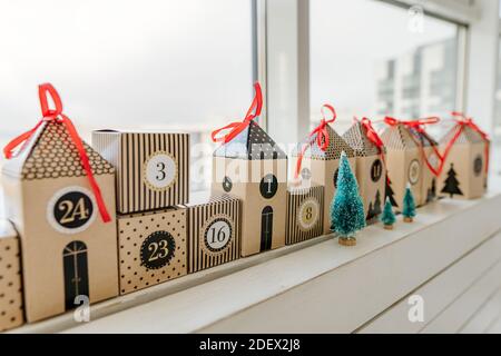 Weihnachten handgefertigten Adventskalender in einer Hausform zu Countdown Die Tage bis Weihnachten im Zimmer Stockfoto