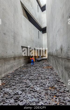 Installation Schalechet (Gefallenes Laub) von Menashe Kadishman, Jüdisches Museum, Lindenstraße, Kreuzberg, Friedrichshain-Kreuzberg, Berlin, Deutschl Stockfoto