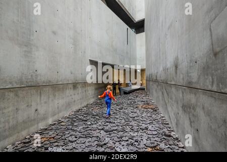 Installation Schalechet (Gefallenes Laub) von Menashe Kadishman, Jüdisches Museum, Lindenstraße, Kreuzberg, Friedrichshain-Kreuzberg, Berlin, Deutschl Stockfoto