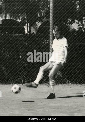 Italienischer Geschäftsmann Luca Cordero di Montezemolo spielt Fußball, 1980er Jahre Stockfoto