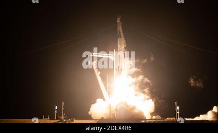 KENNEDY SPACE CENTER, FL, USA - 15. November 2020 - EINE SpaceX Falcon 9 Rakete mit der Crew Dragon Raumsonde der Firma wird auf der NASA SpaceX gestartet Stockfoto