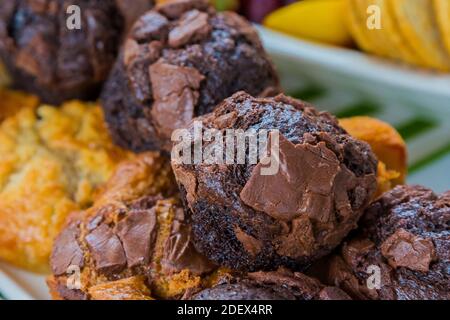 Eine Nahaufnahme von frisch gebackenen Brownies mit kleinen Stücken von Schokolade auf der Oberseite Stockfoto