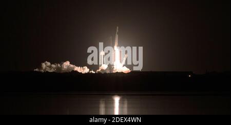 KENNEDY SPACE CENTER, FL, USA - 15. November 2020 - EINE SpaceX Falcon 9 Rakete mit der Crew Dragon Raumsonde der Firma wird auf der NASA SpaceX gestartet Stockfoto