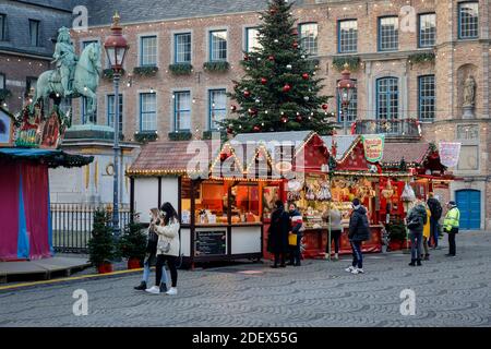 Düsseldorf, Nordrhein-Westfalen, Deutschland - Leere Düsseldorfer Altstadt in Zeiten der Coronakrise bei der zweiten Teilsperrung, wenige weihnachtsmare Stockfoto