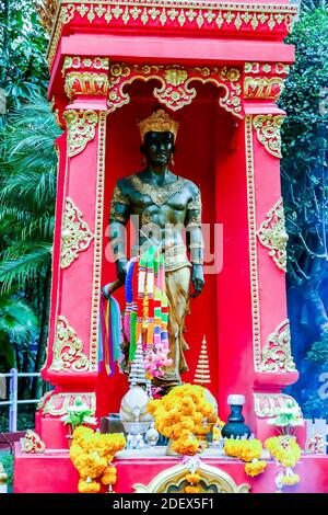 Eine vertikale Aufnahme der King Mangrai Statue im Wat Phra Kaew in Chiang Rai, Thailand Stockfoto