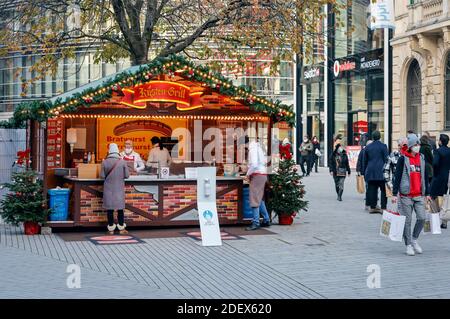 Düsseldorf, Nordrhein-Westfalen, Deutschland - Düsseldorfer Altstadt in Zeiten der Corona-Krise am zweiten Teil Absperrung, individuelle weihnachtszeit Stockfoto