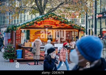 Düsseldorf, Nordrhein-Westfalen, Deutschland - Düsseldorfer Altstadt in Zeiten der Corona-Krise am zweiten Teil Absperrung, individuelle weihnachtszeit Stockfoto