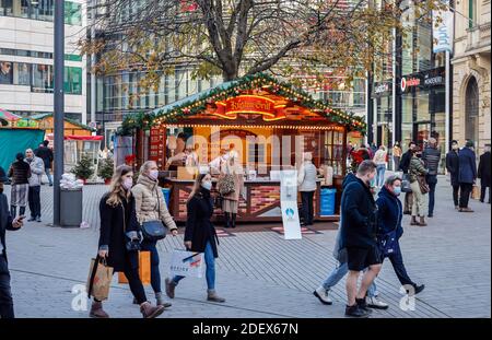 Düsseldorf, Nordrhein-Westfalen, Deutschland - Düsseldorfer Altstadt in Zeiten der Corona-Krise am zweiten Teil Absperrung, individuelle weihnachtszeit Stockfoto