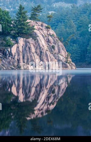 Geographie/Reise, Kanada, Reflections on George Lake at Daybreak in Killarney Provincial Park, Ontario, Additional-Rights-Clearance-Info-not-available Stockfoto