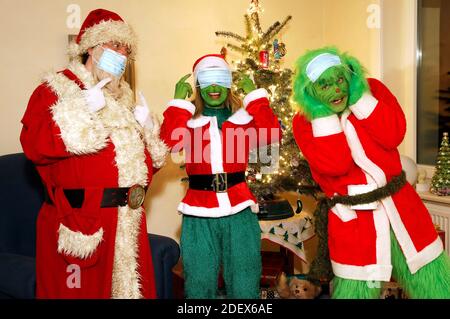 Der Weihaftertsmann versucht dem Grinch und Frau Grinch zu erklären, wie man eine Schutzmaske richtig trägt. GEEK ART - Bodypainting und Transforming: 'Der Grinch stiehlt Weihafteren' Fotoshooting mit Enrico Lein als Grinch, Maria Skupin als Frau Grinch und Fabian Zesiger als Weihaftertmann in der Villa Czarnecki. Hamelin, 30. November 2020 - EIN Projekt der Fotografin Tschiponnique Skupin und des Körpermalers und Transformers Enrico Lein Stockfoto