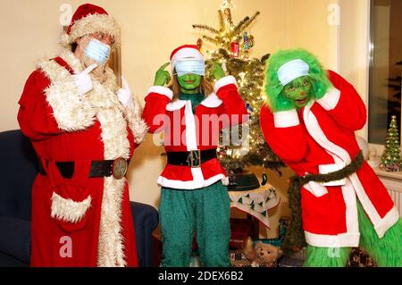 Der Weihaftertsmann versucht dem Grinch und Frau Grinch zu erklären, wie man eine Schutzmaske richtig trägt. GEEK ART - Bodypainting und Transforming: 'Der Grinch stiehlt Weihafteren' Fotoshooting mit Enrico Lein als Grinch, Maria Skupin als Frau Grinch und Fabian Zesiger als Weihaftertmann in der Villa Czarnecki. Hamelin, 30. November 2020 - EIN Projekt der Fotografin Tschiponnique Skupin und des Körpermalers und Transformers Enrico Lein Stockfoto