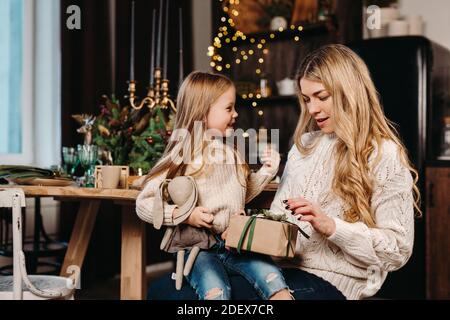 Glückliche Mutter und Tochter Eröffnungsgeschenke am Heiligabend Stockfoto