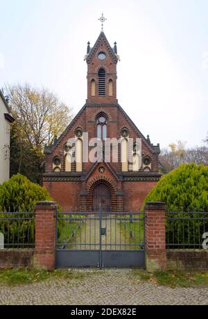 25. November 2020, Brandenburg, Potsdam: Die Kapelle in der Nähe des Friedhofs im Potsdamer Stadtteil Klein-Glienicke. Im Jahre 1781 war das Friedhofgelände ein Geschenk Friedrich II. An die Kolonisten der Siedlung als Begräbnisstätte. In den Jahrzehnten nach 1872, nach dem Bau der Villenkolonie Neu-Babelsberg, wurden auch Persönlichkeiten aus der Umgebung auf dem Friedhof begraben. Klein Glienicke war zur Zeit der deutschen Teilung eine Exklave- und Sondersicherheitszone der DDR im West-Berliner Bezirk Zehlendorf und daher schwer zugänglich. Der Backsteinbau wurde nach Plänen von Reinhold Persiu errichtet Stockfoto