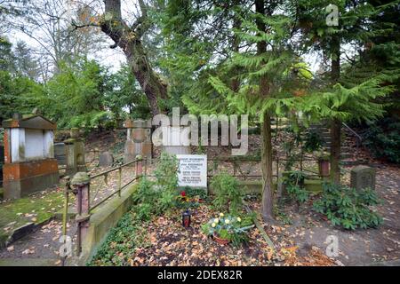 25. November 2020, Brandenburg, Potsdam: Laub liegt auf den Gräbern des Friedhofs im Potsdamer Stadtteil Klein-Glienicke. 1781 war das Gebiet ein Geschenk von Friedrich II. An die Kolonisten der Siedlung als Begräbnisstätte. In den Jahrzehnten nach 1872, nach dem Bau der Villenkolonie Neu-Babelsberg, wurden auch Persönlichkeiten aus der Umgebung auf dem Friedhof begraben. Klein Glienicke war zur Zeit der deutschen Teilung eine Exklave- und Sondersicherheitszone der DDR im West-Berliner Bezirk Zehlendorf und daher schwer zugänglich. Seit dem Jahr 2000 sammelt ein Freundeskreis donat Stockfoto