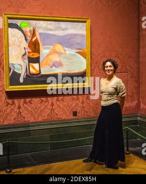 London UK 02 Dec 2020 The National Gallery presented today a New Display by 2020 National Gallery Artist in Residence: Rosalind Nashashibi an Overflow of Passion and Sentiment präsentiert vier neue Gemälde unterschiedlicher Größe, die in Raum 30 unter den spanischen Gemälden der Galerie aus dem 17. Jahrhundert eingestreut sind. Die Künstlerin vor ihrer Arbeit Winter Soltice Paul Quezada-Neiman/Alamy Live News Stockfoto